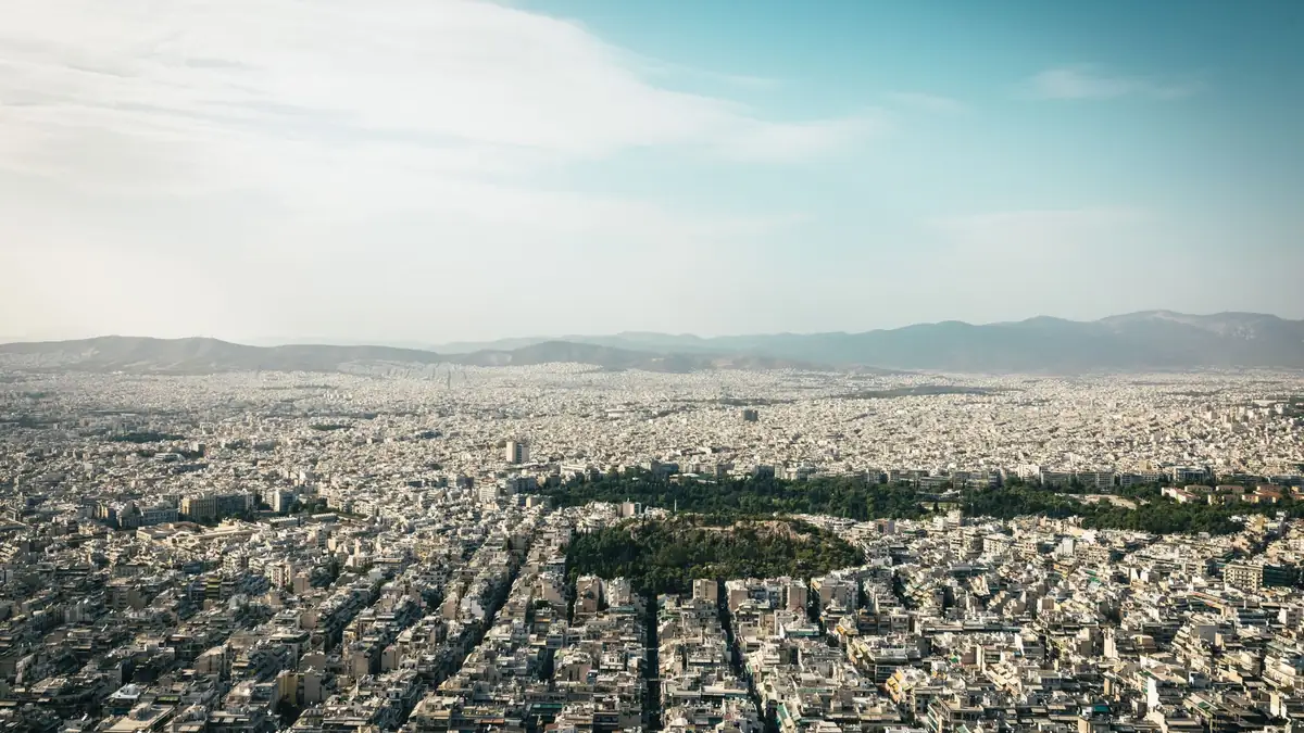 Η Αθήνα από ψηλά, με τις πολυκατοικίες της να φτάνουν ως τα βουνά