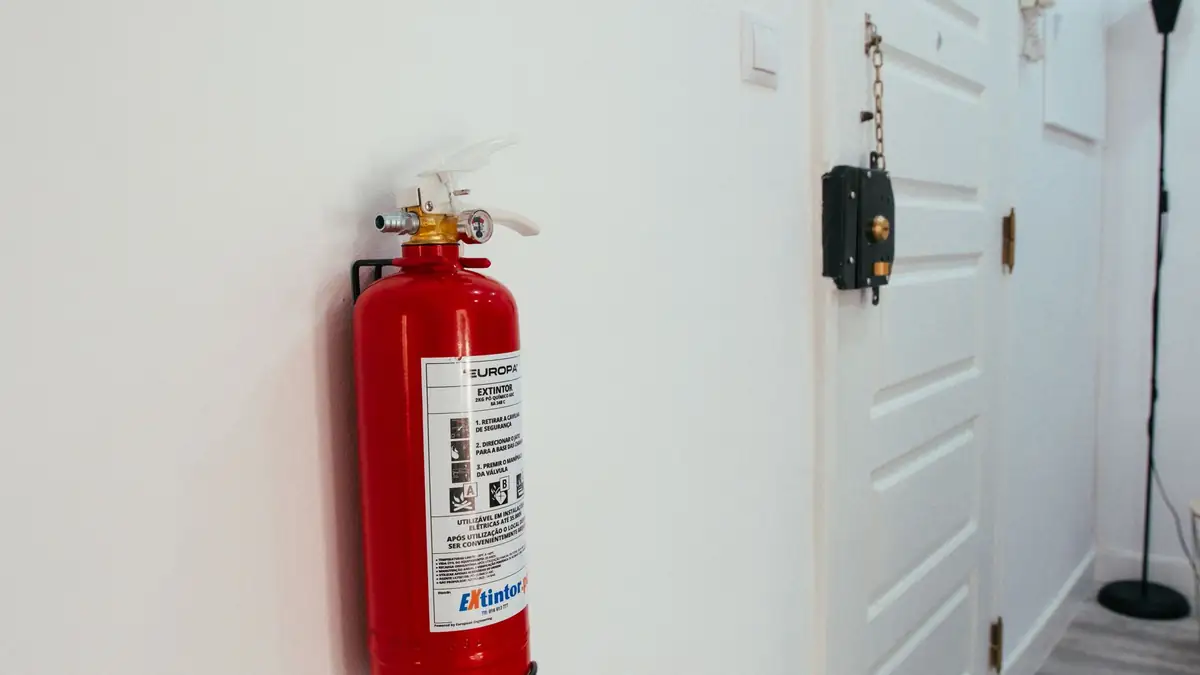Κόκκινος πυροσβεστήρας σε διάδρομο πολυκατοικίας