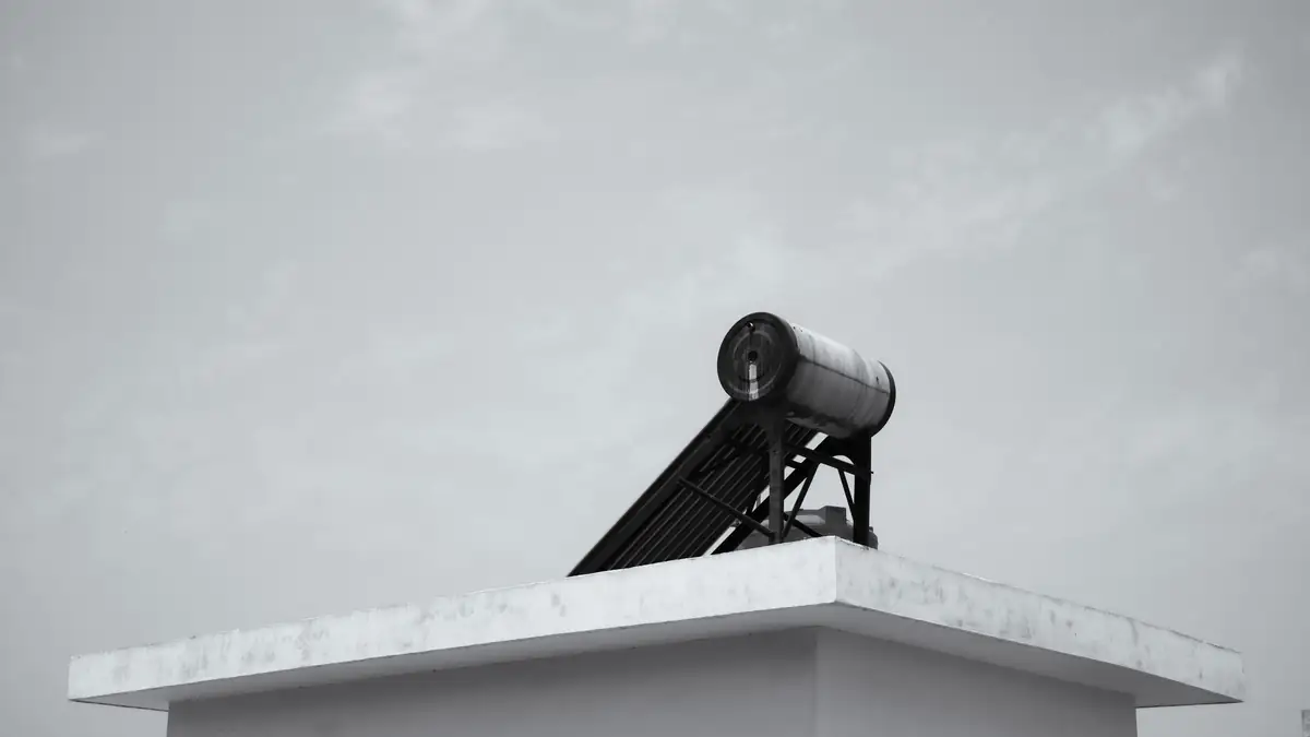 Ηλιακός θερμοσίφωνας σε ταράτσα κτιρίου
